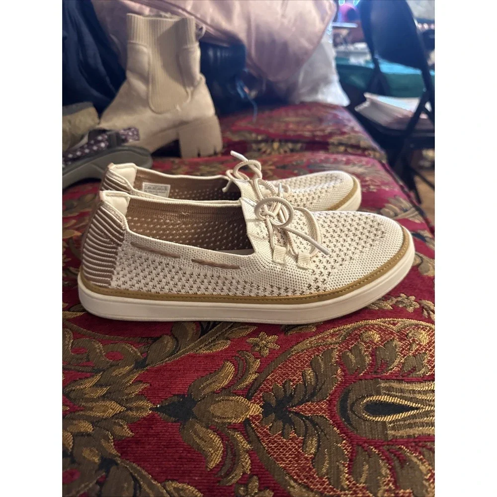 Women's Size 7.5 Sketchers Coastal Drive Sneakers